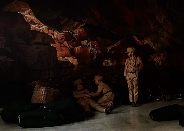 (原创话剧《我和我的父辈》剧照 指导教师:江楠) (原创话剧《我和我的父辈》剧照 指导教师:江楠)